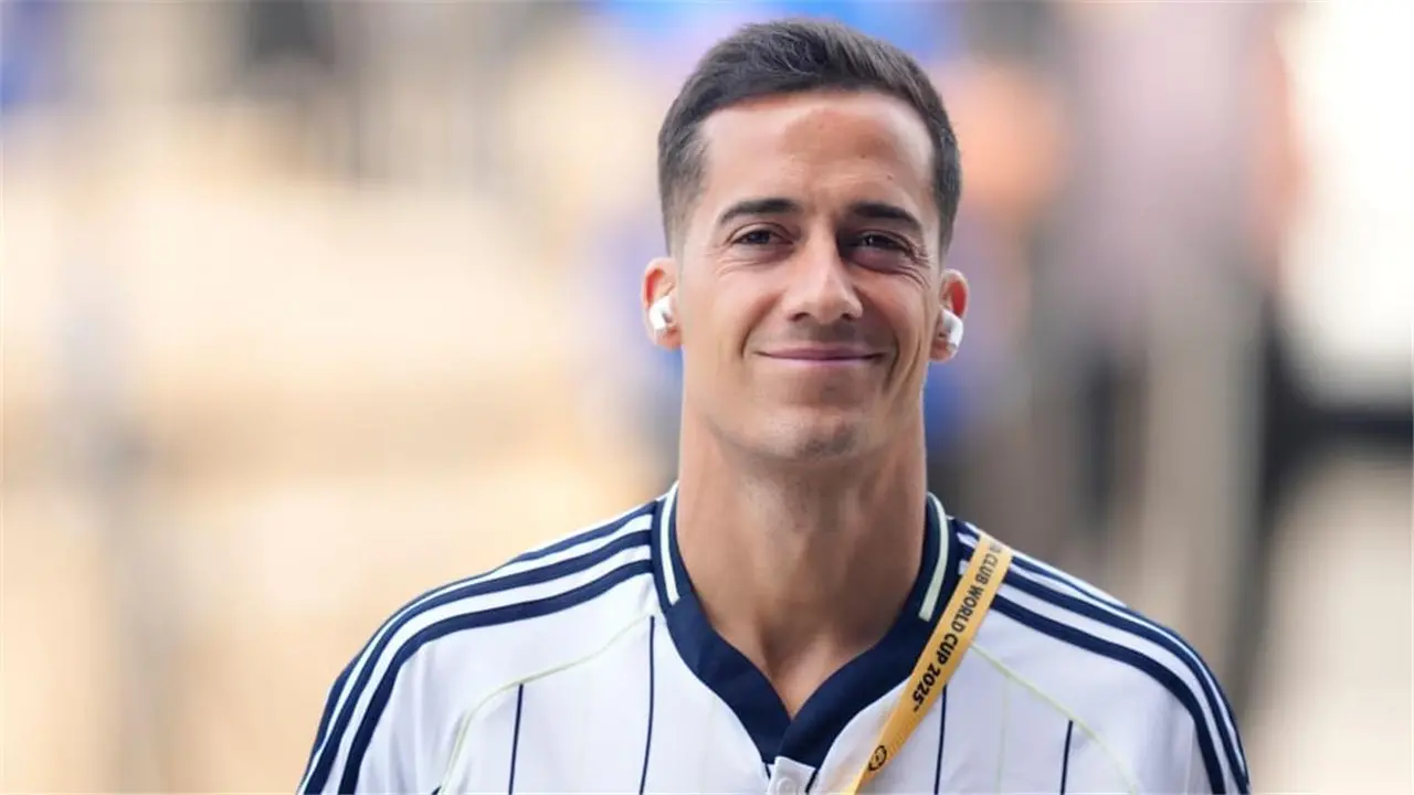 دفاع جريء.. فاسكيز يمدح نجم ريال مدريد كآلة تعرف دورها